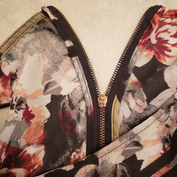 Beautiful semi sheer blouse with zipper in back and side splits. Like new. - Picture 5 of 8